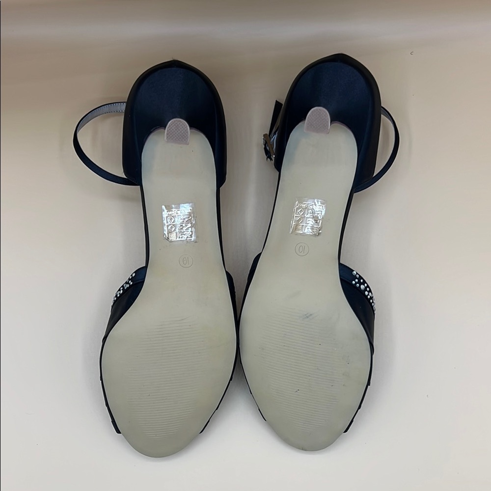 Erijunor Black Sandals with Intricate Detailing and Open Design - Picture 4 of 4